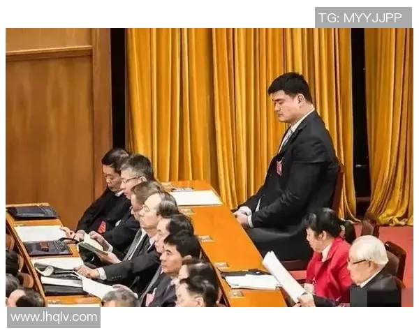 姚明街头现身引发热议粉丝纷纷围观合影留念展现亲民形象 姚明街头现身引发热议粉丝纷纷围观合影留念展现亲民形象